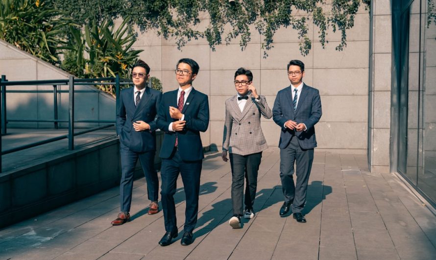 Мужские костюмы классические и приталенные в Екатеринбурге